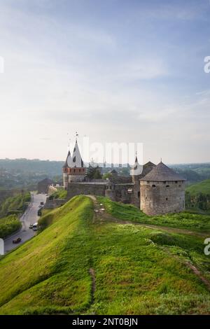 Kamianets-Podilskyi, Ukraine. Bunte Ballons fliegen über eine wunderschöne mittelalterliche Burg, eine sehr schöne Aussicht auf die Stadt. Ballonfahrt für Touristen Stockfoto