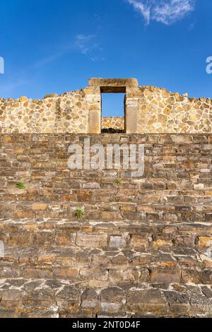 Der Palast auf der Ostseite des Hauptplatzes in den prähispanischen Ruinen von Monte Alban in Oaxaca, Mexiko. UNESCO-Weltkulturerbe. Stockfoto