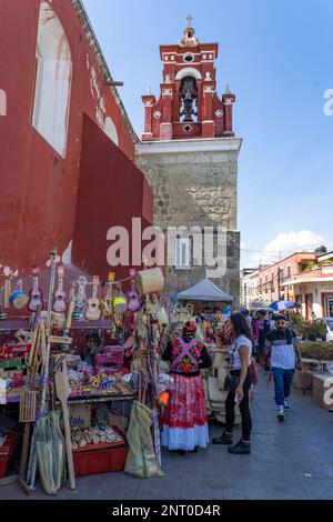 Der offene Markt in der Straße bei der Kirche San Juan de Dios in Oaxaca, Mexiko. Stockfoto