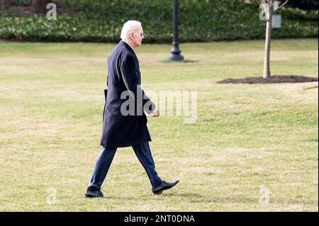 Washington, Usa. 27. Februar 2023. Präsident Joe Biden geht in Richtung Oval Office, nachdem er über Marine One zum Weißen Haus zurückgekehrt ist. Kredit: SOPA Images Limited/Alamy Live News Stockfoto