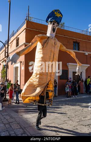 Auf dem Santo Domingo Plaza in Oaxaca, Mexiko, tanzt eine Mono de calenda oder eine Riesenpuppe in einem Uniformkostüm. Mono de calenda bedeutet "Parade Mönch" Stockfoto