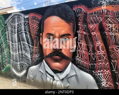 Gemaltes Wandgemälde mit einem Porträt des mexikanischen Revolutionärs Emiliano Zapata an einer Wand in der historischen Stadt Oaxaca, Mexiko. Stockfoto