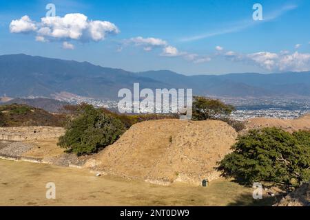Unausgegrabenes Mound Q auf der Ostseite des Hauptplatzes in den prähispanischen Ruinen von Monte Alban in Oaxaca, Mexiko. UNESCO-Weltkulturerbe Stockfoto