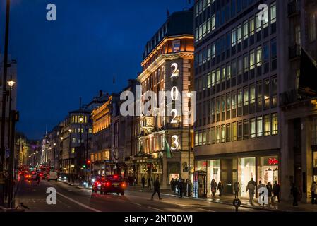 Fortnum & Mason, ein gehobenes Kaufhaus mit 2023-Zeichen, Piccadilly, London, England, Großbritannien Stockfoto