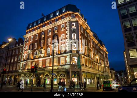 Fortnum & Mason, ein gehobenes Kaufhaus mit 2023-Zeichen, Piccadilly, London, England, Großbritannien Stockfoto