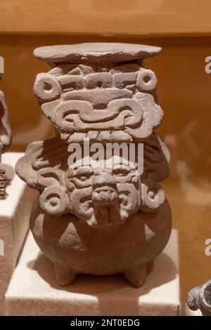 Eine keramische Graburne, die die zapotekische Regengöttin Cosijo in einem Museum in Santiago Matatlan, Oaxaca, Mexiko darstellt. Aus den archäologischen Stätten von El Palmillo Stockfoto