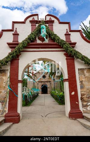 Die Kirche Dulce nombre de Jesus, die Pfarrkirche in Santa Maria Coyotepec, zentrale Täler von Oaxaca, Mexiko. Stockfoto