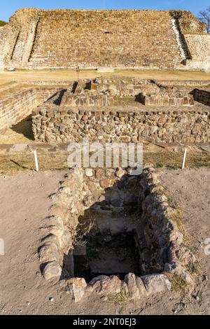 Das Adoratorio mit dem Betongang des Tunnels vor den vorhispanischen Ruinen von Monte Alban in Oaxaca, Mexiko. Gebäude P ist im Hintergrund Stockfoto