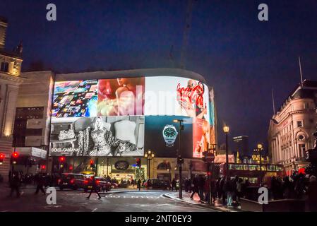 Piccadilly Circus, ein berühmter Ort im Zentrum von London im Herzen der Stadt in der Nähe des Theaterviertels, bei Nacht, London, England, Großbritannien Stockfoto