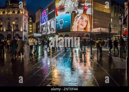 Piccadilly Circus, ein berühmter Ort im Zentrum von London im Herzen der Stadt in der Nähe des Theaterviertels, bei Nacht, London, England, Großbritannien Stockfoto