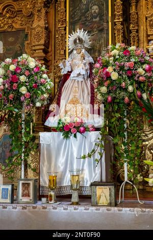 Statue der Jungfrau Maria vor dem Altarbild in der Santiago Apostal Kirche in Santiago Matatlan, Oaxaca, Mexiko. Stockfoto