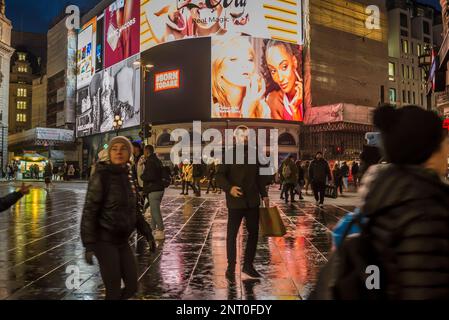 Piccadilly Circus, ein berühmter Ort im Zentrum von London im Herzen der Stadt in der Nähe des Theaterviertels, bei Nacht, London, England, Großbritannien Stockfoto