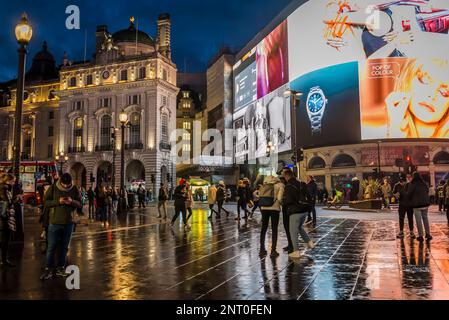 Piccadilly Circus, ein berühmter Ort im Zentrum von London im Herzen der Stadt in der Nähe des Theaterviertels, bei Nacht, London, England, Großbritannien Stockfoto