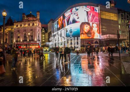 Piccadilly Circus, ein berühmter Ort im Zentrum von London im Herzen der Stadt in der Nähe des Theaterviertels, bei Nacht, London, England, Großbritannien Stockfoto