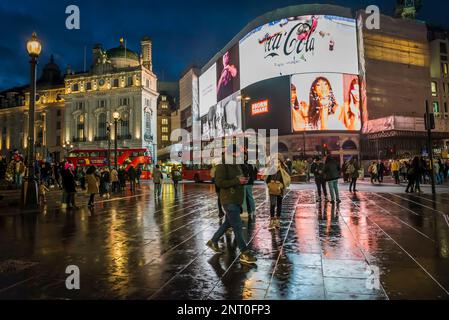 Piccadilly Circus, ein berühmter Ort im Zentrum von London im Herzen der Stadt in der Nähe des Theaterviertels, bei Nacht, London, England, Großbritannien Stockfoto