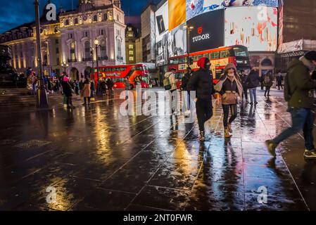 Piccadilly Circus, ein berühmter Ort im Zentrum von London im Herzen der Stadt in der Nähe des Theaterviertels, bei Nacht, London, England, Großbritannien Stockfoto