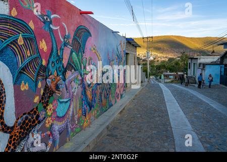 Ein Wandgemälde der Alebrije an einer Straßenwand in San Antonio Arrazola, Oaxaca, Mexiko. San Antonio war die erste Stadt, in der Alebrije-Künstler betteln Stockfoto