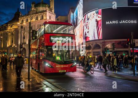 Piccadilly Circus, ein berühmter Ort im Zentrum von London im Herzen der Stadt in der Nähe des Theaterviertels, bei Nacht, London, England, Großbritannien Stockfoto