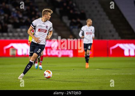 Aarhus, Dänemark. 26., Februar 2023. Frederik Tingager (5) von der AGF während des 3F stattfindenden Superliga-Spiels zwischen Aarhus GF und Silkeborg IF im Ceres Park in Aarhus. (Foto: Gonzales Photo - Morten Kjaer). Stockfoto