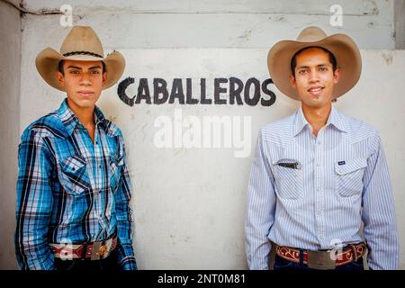 Zuschauer in eine Charreada mexikanische Rodeo auf dem Lienzo Charro Zermeno, Guadalajara, Jalisco, Mexiko Stockfoto