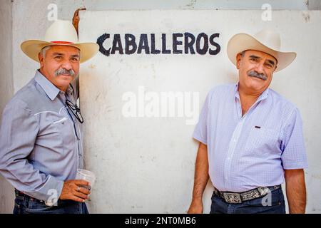 Zuschauer in eine Charreada mexikanische Rodeo auf dem Lienzo Charro Zermeno, Guadalajara, Jalisco, Mexiko Stockfoto