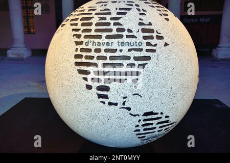 Padua, Italien. 27. Februar 2023. Eine Granitkugel ist die Skulptur „die Absage von Galileo“ des Konzeptkünstlers Emilio Isgrò, die im antiken Innenhof der Universität von Padua eingeweiht wurde. Kredit : Ferdinando Piezzi/Alamy Live News Stockfoto