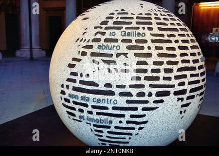 Padua, Italien. 27. Februar 2023. Eine Granitkugel ist die Skulptur „die Absage von Galileo“ des Konzeptkünstlers Emilio Isgrò, die im antiken Innenhof der Universität von Padua eingeweiht wurde. Kredit : Ferdinando Piezzi/Alamy Live News Stockfoto