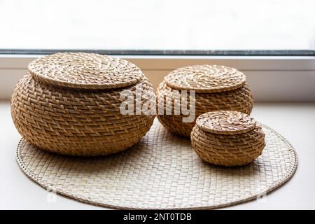 Drei wunderschöne Korbkästen auf der Fensterbank Stockfoto