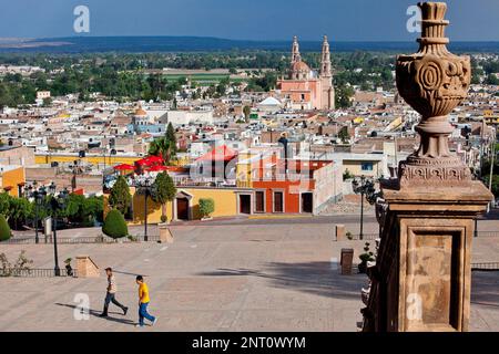Blick vom "El Calvario´. Im Hintergrund Parroquia De La Asunción de María, Lagos de Moreno, Jalisco, Mexiko Stockfoto