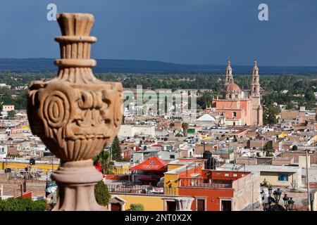 Blick vom "El Calvario´. Im Hintergrund Parroquia De La Asunción de María, Lagos de Moreno, Jalisco, Mexiko Stockfoto
