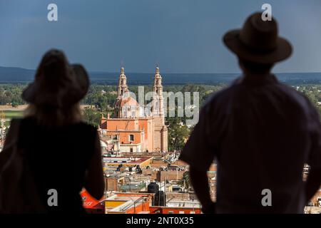 Blick vom "El Calvario´. Paar, im Hintergrund Parroquia De La Asunción de María, Lagos de Moreno, Jalisco, Mexiko Stockfoto