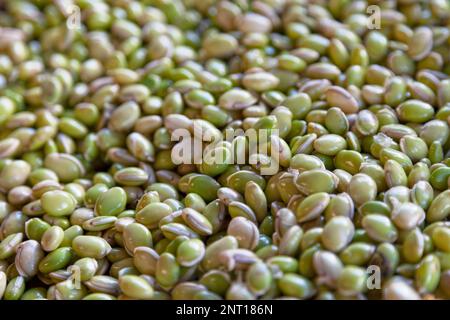 Vollformat-Nahaufnahme eines Stapels Mungbohnen auf einem Marktstand. Stockfoto
