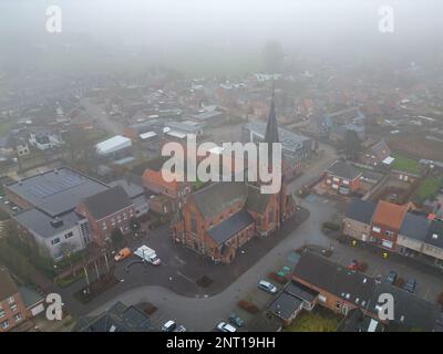 Rijkevorsel, Belgien, 23. Februar 2023, kleines Dorf Sint Jozef, auf dem Kanal Dessel Schoten Luftfoto bei Morgennebel in Rijkevorsel Stockfoto