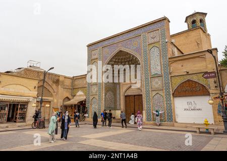 Ein mit Fliesenmosaiken dekorierter Torbogen markiert den Haupteingang zur Vakil-Moschee im Zentrum von Shiraz, Iran. Stockfoto