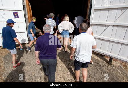 Bei einer Promenadenvorstellung von Romeo und Julia in Wingfield, einem Dorf in Suffolk, betreten die Besetzung und das Publikum eine Scheune Stockfoto