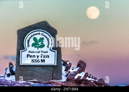 PEN-Y-FAN, WALES - DEZEMBER 12 2022: Bild des Gipfels von Pen-y-Fan in den Brecon Beacons bei Sonnenuntergang. Pen-y-Fan ist der höchste Gipfel. Stockfoto