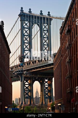 Manhattan Bridge und Empire State building, wie gesehen von Adams Street, Brooklyn, New York City, USA Stockfoto