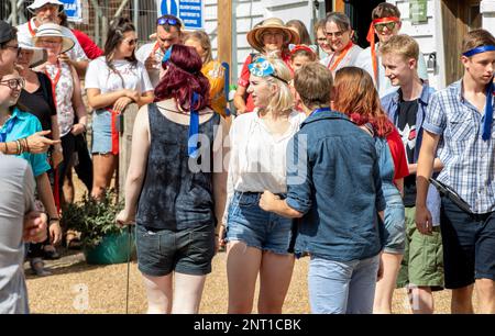 Schauspieler und Publikum während einer Promenade von Romeo und Julia an einem sonnigen Tag in Suffolk Stockfoto