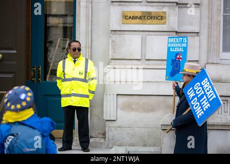 London, Großbritannien. 27. Februar 2023. Anti-Brexit-Demonstranten in Westminster an dem Tag, an dem der NI-Protokollvertrag bekannt gegeben wird Kredit: Ian Davidson/Alamy Live News Stockfoto