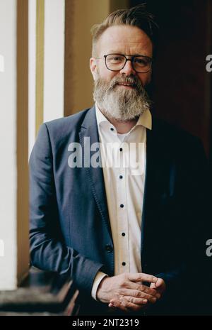 Kiel, Deutschland. 25. Februar 2023. Claus Ruhe Madsen (unabhängig), Schleswig-Holsteins Minister für Wirtschaft, Verkehr, Arbeit, Technologie und Tourismus. Der Däne wurde im stadtrat des Kieler Rathauses eingebürgert. In der Hauptstadt des Bundesstaates wurden 2022 781 Menschen eingebürgert. Kredit: Frank Molter/dpa/Alamy Live News Stockfoto