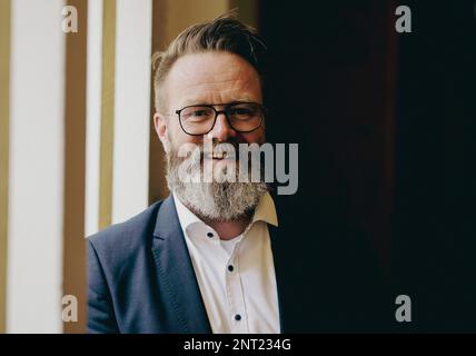 Kiel, Deutschland. 25. Februar 2023. Claus Ruhe Madsen (unabhängig), Schleswig-Holsteins Minister für Wirtschaft, Verkehr, Arbeit, Technologie und Tourismus. Der Däne wurde im stadtrat des Kieler Rathauses eingebürgert. In der Hauptstadt des Bundesstaates wurden 2022 781 Menschen eingebürgert. Kredit: Frank Molter/dpa/Alamy Live News Stockfoto