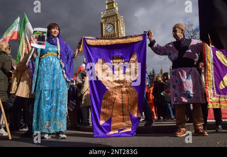 London, Großbritannien. 27. Februar 2023 Anhänger des iranischen Kronprinzen Reza Pahlavi versammeln sich auf dem Parlamentsplatz, während er das Unterhaus besucht, um über die Zukunft des Iran zu diskutieren. Stockfoto