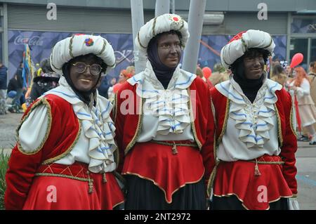 Drei schöne Mädchen posieren am Karnevalstag bei der Karnevalsparade. Maskierte Frauen nehmen an der jährlichen Karnevalsparade in Rijeka Teil. Stockfoto