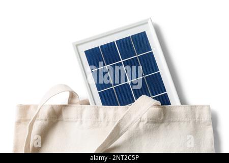 Tasche mit tragbarem Solarmodul auf weißem Hintergrund, Nahaufnahme Stockfoto