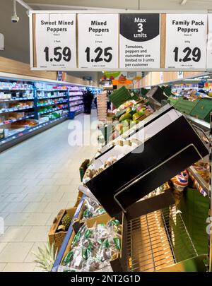 BILLINGSHURST, WEST SUSSEX, GROSSBRITANNIEN. 27. Februar 2023 Lebensmittelrationierung: Ein Schild weist die Kunden darauf hin, dass sie im Lidl Store in Billingshurst, Großbritannien, auf drei Packungen Tomaten, Gurken und Paprika rationiert werden. Lidl wurde der fünfte Supermarkt des Landes, der Rationierungsmaßnahmen aufgrund von Lieferproblemen aufgrund schlechter Witterungsbedingungen in Anbaugebieten Spaniens und aufgrund des Brexit Handelskomplikationen anwandte. Kredit: Andy Soloman/Alamy Live News Stockfoto