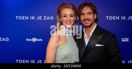 AMSTERDAM - Noortje Herlaar und Egbert-Jan Weeber auf dem roten Teppich während der Premiere von Toen Ik je Zag. Der Film basiert auf dem Buch von Isa Hoes über ihr Leben mit Antonie Kamerling. ANP LEVIN DEN BOER niederlande raus - belgien raus Stockfoto