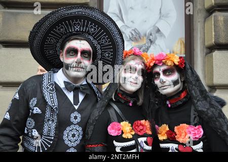 Rijeka, Kroatien, 19. Februar 2023, Halloween Make-up Sugar Skull Modell. Santa Muerte Konzept. Drei Leute, die traditionelle Zuckerschädelmasken tragen Stockfoto