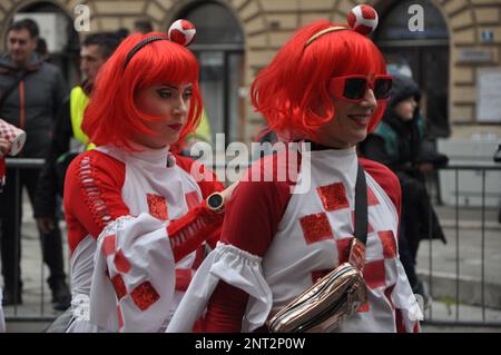 Rijeka, Kroatien, 19. Februar 2023. Zwei schöne Mädchen posieren am Karnevalstag bei der Karnevalsparade. Maskierte Frauen nehmen an der Karnevalsparade Teil Stockfoto