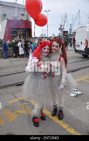 Rijeka, Kroatien, 19. Februar 2023. Zwei schöne Mädchen posieren am Karnevalstag bei der Karnevalsparade. Maskierte Frauen nehmen an der Karnevalsparade Teil Stockfoto