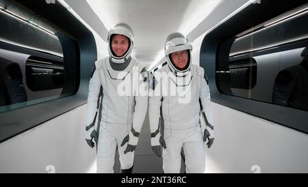 Cape Canaveral, Vereinigte Staaten von Amerika. 26. Februar 2023. Die NASA-SpaceX-Prime-Crew-Mitglieder, Astronauten Woody Hoburg, Left, und Stephen Bowen, gehen während einer Countdown-Generalprobe im Kennedy Space Center am 23. Februar 2023 in Cape Canaveral, Florida, über den Arm der Crew zum Dragon-Raumschiff Endeavour. Kredit: Handout/SpaceX/Alamy Live News Stockfoto